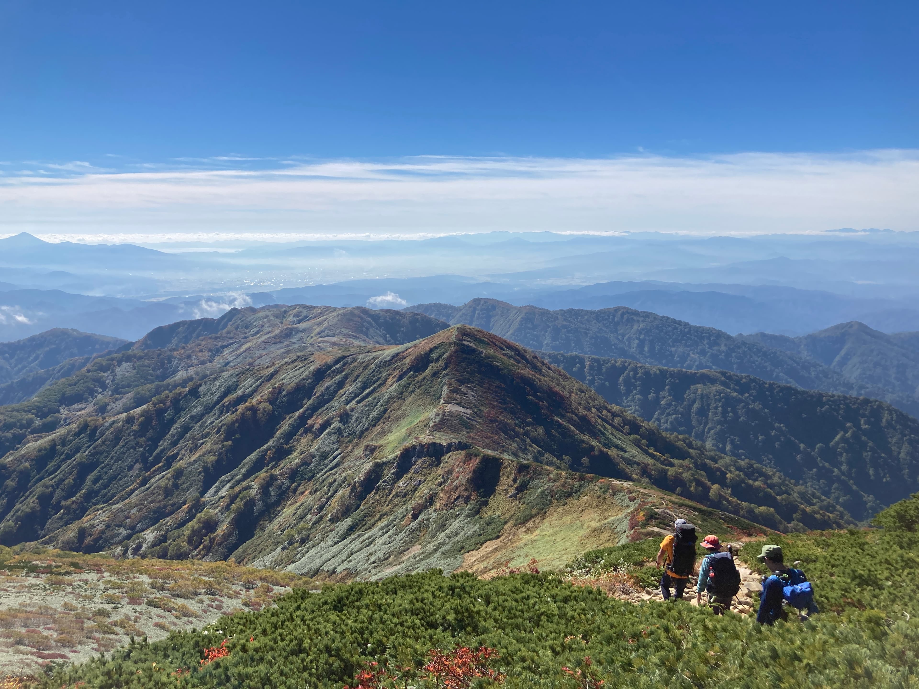 自然の中で物語を映すロケーションとなる山の稜線と雲海